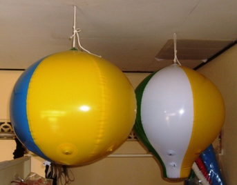 balon gantung balun display pengunjung Pabrik pembuat balon souvenir, balon gantung, balon hiasan, produsen balon warna warni, bikin balon pantai, Mau order balon sofenir ?